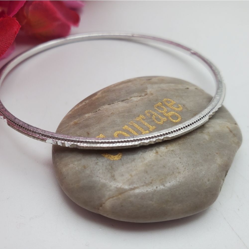 ‎Silver tone etched bracelet